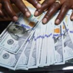 El dólar apunta a su tercera victoria semanal mientras traders refuerzan apuestas bajistas