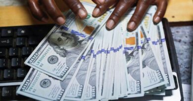 El dólar apunta a su tercera victoria semanal mientras traders refuerzan apuestas bajistas